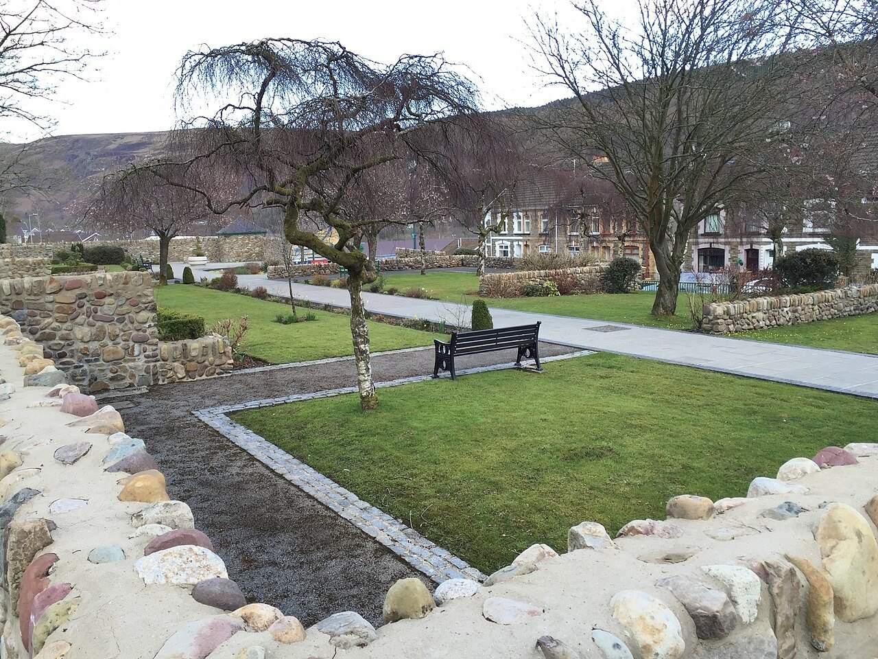 The memorial garden on the site of Pantglas Junior School, Aberfan. Photo: Alan Hughes, CC BY-SA 2.0, via Wikimedia Commons